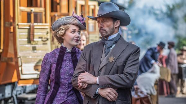 Bild 1 von 10: Charlotte Pulsipher (Tilly Keeper, l.); Roy Pulsipher (Jeffrey Donovan, r.)