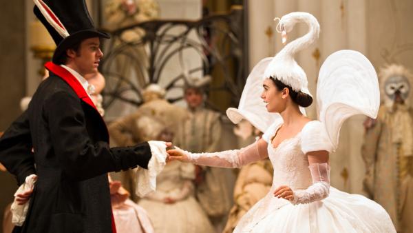 Bild 1 von 7: Schneewittchen (Lily Collins) tanzt mit Prinz Alcott (Armie Hammer)