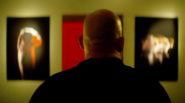 Bild 1 von 4: Fero (Hakan Orbeyi) steht in der Galerie und schaut sich die Bilder seines Bruders an.