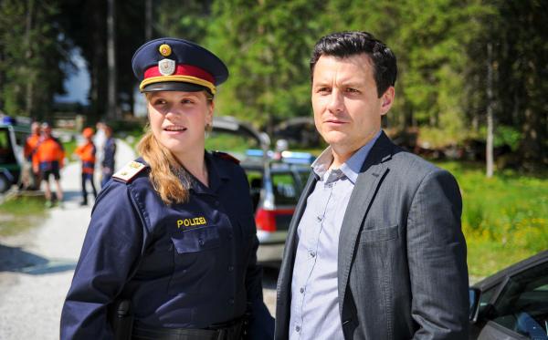 Bild 1 von 4: Stefanie Reinsperger (Inspektorin Franziska Heilmayr), Manuel Rubey (Kommissar Merana).