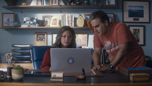 Bild 1 von 11: Jane Tennant (Vanessa Lachey, l.); Ernie Malik (Jason Antoon, r.)