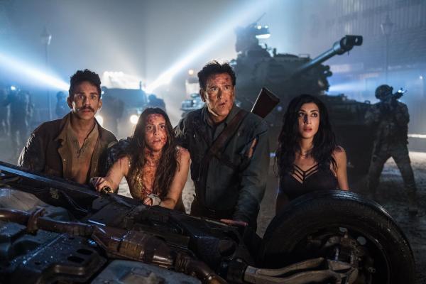 Bild 1 von 3: (v.ln.r.) Pablo Simon Bolivar (Ray Santiago); Brandy Barr (Arielle Carver-O'Neill); Ashley \