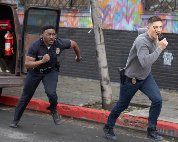 Bild 1 von 3: Aaron (Tru Valentino, l.) und Tim (Eric Winter, r.) stürmen zum Einsatzort, um die Metro und die Observationseinheit in einer brenzligen Lage zu unterstützen.