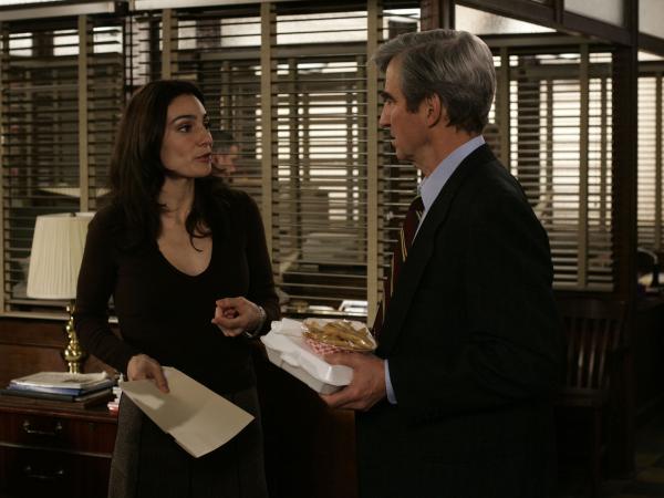 Bild 1 von 1: (l-r) Anie Parisse as Assistant District Attorney Alexandra Borgia, Sam Waterston as Asst. D.A. Jack McCoy -- NBC