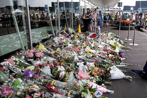Bild 1 von 12: Im Bild: Gedenkstätte am Flughafen Amsterdam Schiphol für die Opfer des Malaysia-Airlines-Flugs MH17. Die Boeing 777 wurde am 17. Juli 2014 über der Ostukraine abgeschossen; alle 298 Menschen an Bord kamen ums Leben.