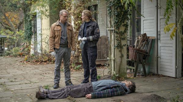 Bild 1 von 21: 13.Ein vierter Toter! Hauke Jacobs (Hinnerk Schönemann) und Hannah Wagner (Jana Klinge) tappen noch im Dunkeln (mit Pascal Houdus).