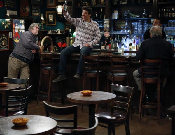 Bild 1 von 29: Wenige Stunden nach der Hochzeit plant Ted (Josh Radnor, M.), New York zu verlassen. Doch wie wird die Clique auf seine Entscheidung reagieren?