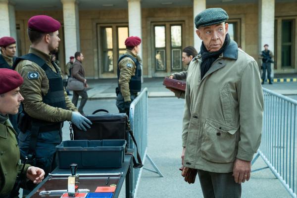 Bild 1 von 6: Howard (J.K. Simmons, r.)
