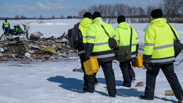 Bild 1 von 2: Ermittler auf dem Weg zur Absturzstelle des West-Air-Sweden-Flugs 294. Das Cargo-Flugzeug fiel plötzlich geradezu vom Himmel.