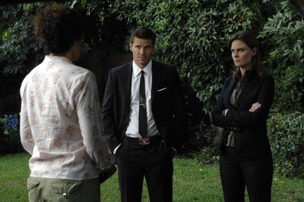 Bild 1 von 8: Booth (David Boreanaz, M.); Dr. Brennan (Emily Deschanel, r.)