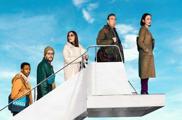 Bild 1 von 6: Unter der Anleitung von Charles (Simon Manyonda, li.) nehmen Sarah (Lydia Leonard, re.), Edward (Timothy Spall, 2.v.r.), Coco (Ella Rumpf, Mi.) und Alfons (Sverrir Guðnason, 2.v.l.) den Kampf gegen ihre Flugangst auf.