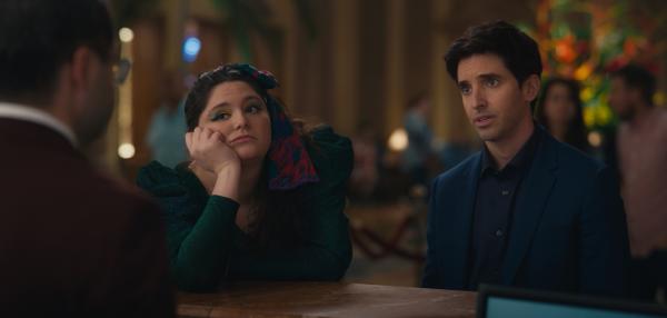 Bild 1 von 4: Jimmy (Paul W. Downs, r.) steckt in der Klemme: Der Concierge (Joe Mande, l.) zwingt ihn, sich ein Zimmer mit seiner Assistentin Kayla (Megan Stalter, M.) zu teilen - ein Szenario, das er um jeden Preis vermeiden will.