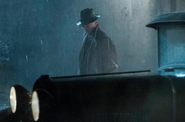 Bild 1 von 23: Im Bild: Gereon Rath (Volker Bruch) trotzt dem Regen.