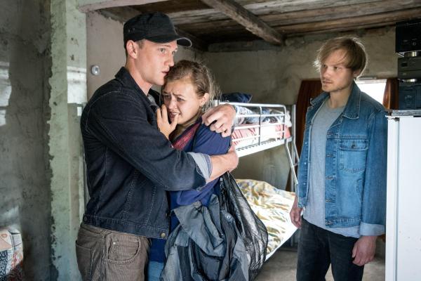 Bild 1 von 5: (v.l.n.r.) Ruslan (Artjom Gilz); Julika (Katja Plodzistaya); Philipp Glaser (Anton Spieker)
