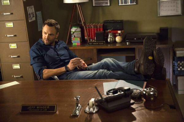 Bild 1 von 31: Ist misstrauisch, als Professor DeSalvo, ein Trickbetrüger, der Trickbetrug unterrichtet, am Greendale College auftaucht: Jeff (Joel McHale) ...