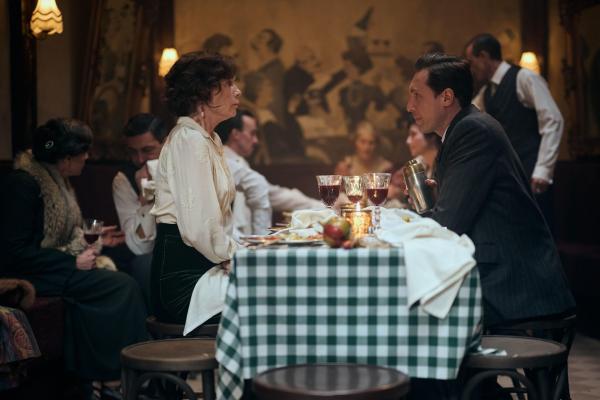 Bild 1 von 8: Kate Galloway (Julianne Nicholson, l.); Luca Salucci (Rory Fleck Byrne, r.)