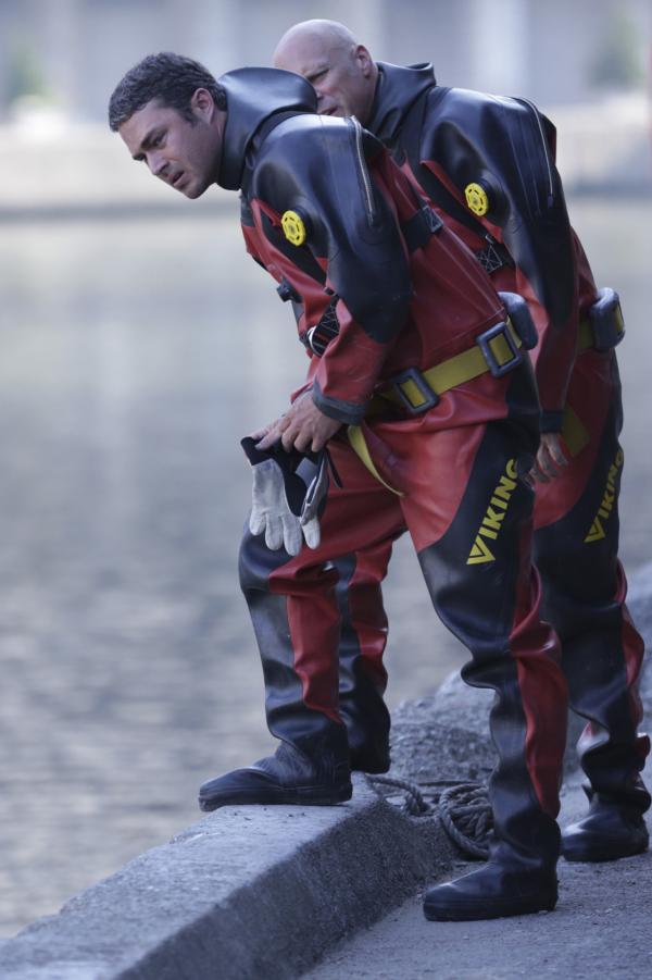 Bild 1 von 5: (l-r) Taylor Kinney as Kelly Severide, Randy Flagler as Capp -- (Photo by: Elizabeth Morris/NBC)