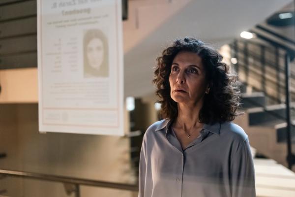 Bild 1 von 5: Die Mutter der Entführten, Yasmin Barani (Proschat Madani), ist völlig aufgelöst über das plötzliche Verschwinden ihrer Tochter. Wird Yasmin ihre Tochter jemals wiedersehen?