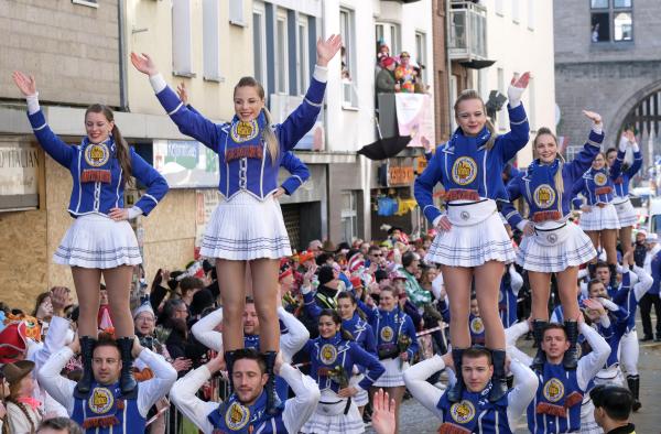 Bild 1 von 5: Der WDR überträgt das karnevalistische Treiben live, das traditionell an der Severinstorburg in der Kölner Südstadt startet. (Archivfoto, 2025)