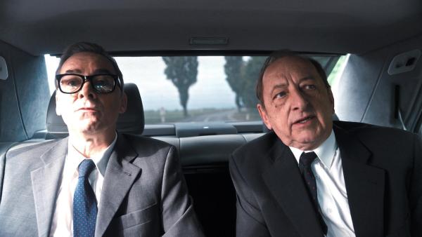 Bild 1 von 17: Im Bild: 27.06.1989; Außenminister Alois Mock auf dem Weg zur Durchtrennung des Eisernen Vorhangs.