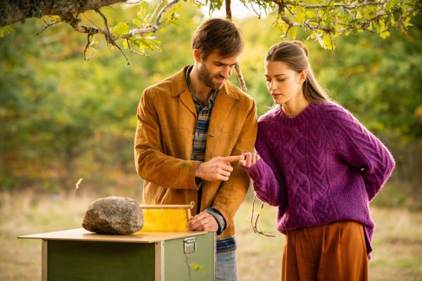 Bild 1 von 15: Der leidenschaftliche Hobby-Imker Björn (Moritz Vierboom) zeigt der jungen Köchin Astrid (Laura Berlin) seine Bienenstöcke.