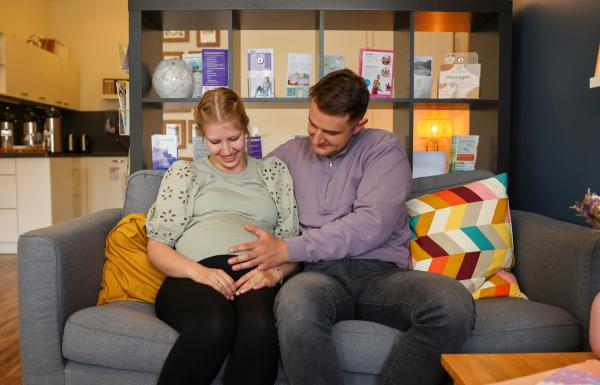 Bild 1 von 5: Kathleen und Hannes erwarten ihr erstes gemeinsames Baby. Sie ist selbst Hebamme und wünscht sich eine \
