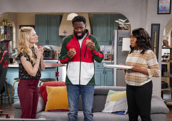Bild 1 von 13: (v.l.n.r.) Gemma Johnson (Beth Behrs); Malcolm Butler (Sheaun McKinney); Tina Butler (Tichina Arnold)