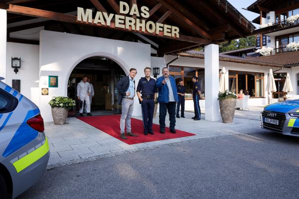 Bild 1 von 6: Die Kommissare Hofer (Joseph Hannesschläger, r.) und Bach (Patrick Kalupa, l.) machen sich gemeinsam mit Polizist Mohr (Max Müller, M.) am Tatort ein erstes Bild.