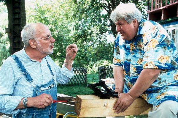 Bild 1 von 3: Peter (Peter Lustig, l.) braucht seinen korpulenten Nachbarn Herrn Paschulke (Helmut Krauss, r.) als Gegengewicht für seinen großen Hebel.