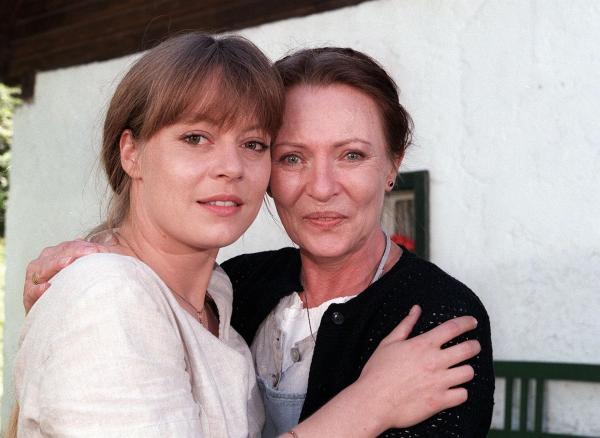 Bild 1 von 2: Im Bild (v.li.): Karin Baal (Eva), Therese Lohner (Irene).