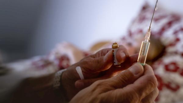 Bild 1 von 2: Kalinka hat vor ihrem Tod fragwürdige Spritzen von ihrem Stiefvater erhalten.