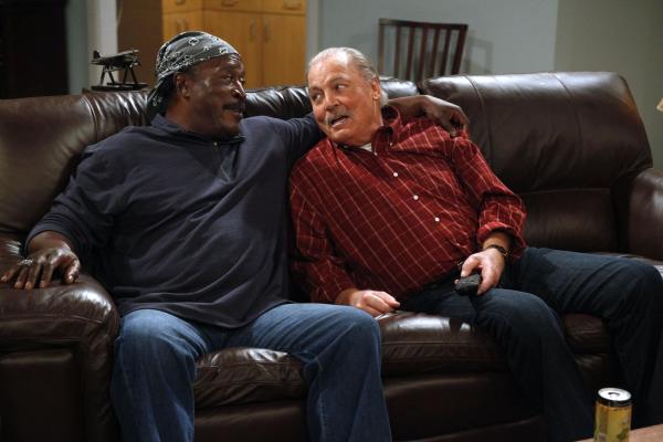 Bild 1 von 18: Können Ed (John Amos, l.) und Tom (Stacy Keach, r.) Charlie in seinen Liebesangelegenheiten behilflich sein?