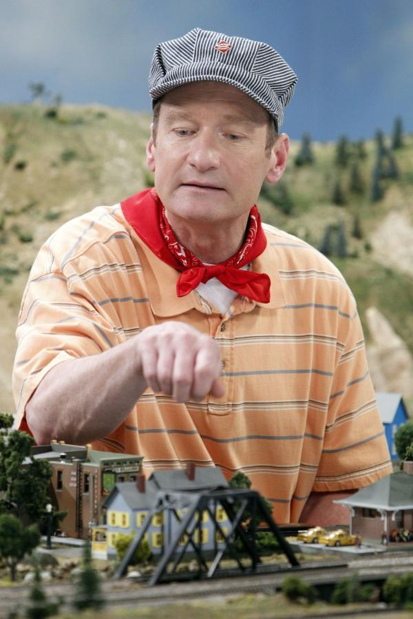 Bild 1 von 9: Nach einem Streit mit Walden landet Alan schließlich bei Herb (Ryan Stiles). Der einsame Exmann seiner Exfrau Judith nimmt ihn begeistert auf, und schon bald spielen die beiden ununterbrochen mit dessen Modelleisenbahn ...