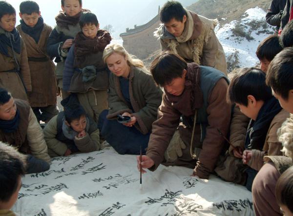 Bild 1 von 7: Die amerikanische Sanitäterin Lee Pearson (Radha Mitchell) befindet sich in einem Track chinesischer Flüchtlinge.