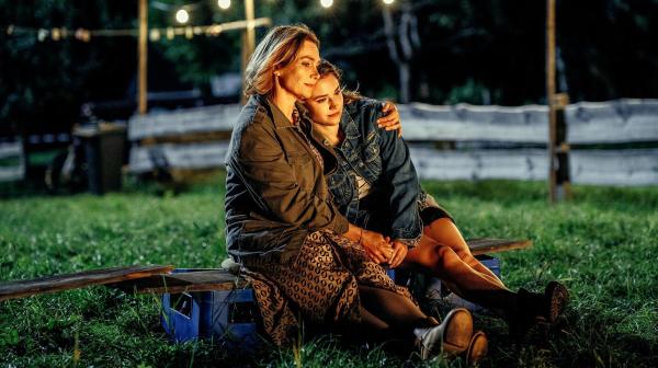 Bild 1 von 24: Im Bild: Pensionswirtin Sophie (Aglaia Szyszkowitz, li.) liebt ihre Tochter Leonie (Carolin Garnier) über alles.