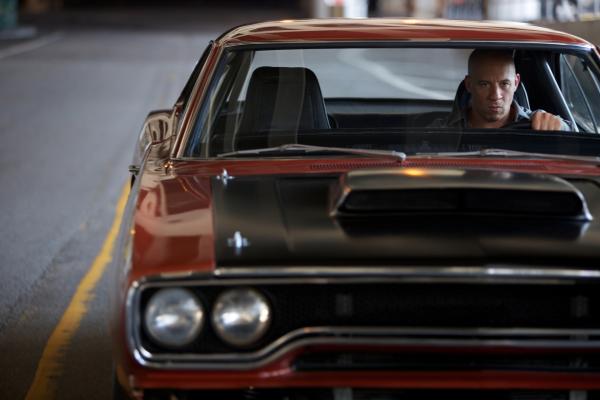 Bild 1 von 18: Als Deckard Shaw beginnt, Jagd auf Dom (Vin Diesel) und seine ehemaligen Crewmitglieder zu machen, lässt sich dieser auf einen gefährlichen Deal ein ...