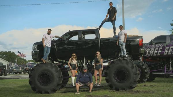 Bild 1 von 10: Klimasünder - und stolz darauf: Coal Rollers posieren stolz vor ihrem Monstertruck.