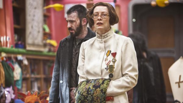 Bild 1 von 5: Mason (Tilda Swinton) und Curtis (Chris Evans)