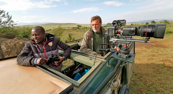 Bild 1 von 5: Der Autor Reinhard Radke an der Kamera mit dem Feldassistenten Jonathan Tira. Jonathan hat ein extrem gutes Auge für Leoparden. Der Hohe Kameraaufbau auf dem Dach war die Ausnahme, meist wurde aus möglichst niedriger Perspektive gedreht.