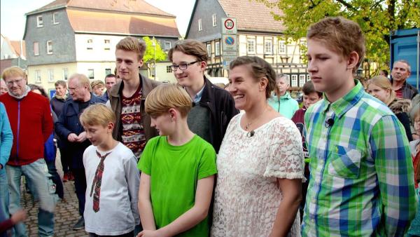 Bild 1 von 7: In wenigen Augenblicken werden Beate und ihre fünf Söhne das neue Zuhause betreten