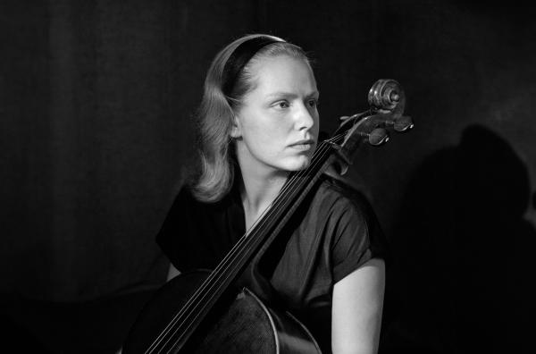 Bild 1 von 3: Unter Musikkennern gilt Jacqueline du Pré trotz ihrer kurzen Karriere auch heute noch als eine der größten Cellistinnen aller Zeiten.
