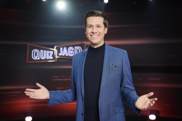 Bild 1 von 1: Florian Lettner posiert für ein Foto während ServusTVs ''Quizjagd VW Special'' in Wien, Österreich am 24. Oktober, 2024.    // SI202410240213 // Spezial / ServusTV / Quizjagd / Episode 2 - 50 Jahre VW Golf // ServusTV / Philipp Carl Riedl