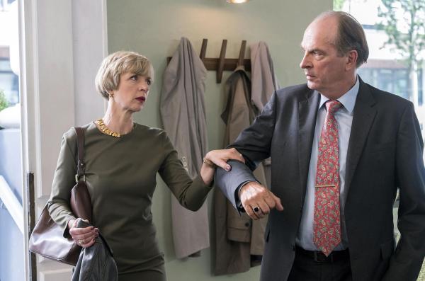 Bild 1 von 8: Sylvia (Anna Stieblich, l.); Markus Gellert (Herbert Knaup, r.)