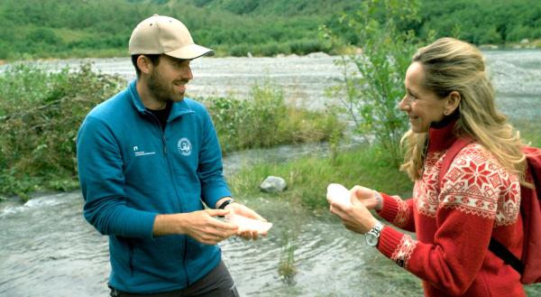 Bild 1 von 3: Nationalparksgeologe Pål (l) zeigt Tamina Kallert Eis aus der Wikingerzeit.