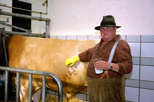 Bild 1 von 14: Bauer Huber (Horst Krause) ist nicht besonders glücklich über seinen neuen Stier ...