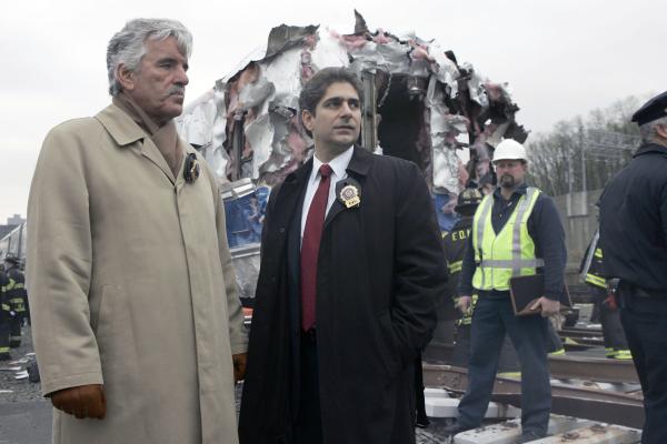 Bild 1 von 4: (l-r) Dennis Farina as Det. Joe Fontana, Michael Imperioli as Det. Nick Falco -- NBC Universal