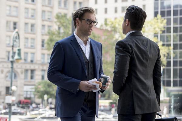 Bild 1 von 19: Während Bull (Michael Weatherly, l.) nach der richtigen Strategie für Reese Burtons Fall sucht, bringt die Geschichte Benny (Freddy Rodriguez, r.) mit seiner Exfreundin Amanda in Kontakt - einer Anwältin, die er seit ihrer Trennung nicht mehr gesehen hat.
