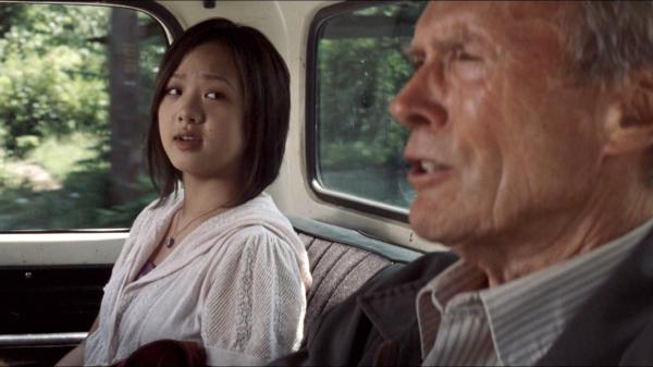 Bild 1 von 7: Walt (Clint Eastwood) hat Sue (Ahney Her) aus einer brenzligen Situation geholt