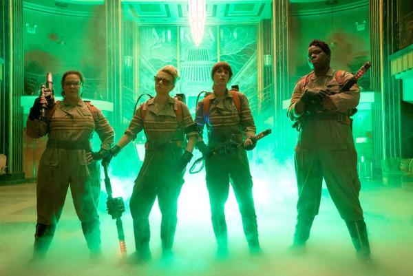 Bild 1 von 4: The Ghostbusters Abby (Melissa McCarthy), Holtzmann (Kate McKinnon), Erin (Kristen Wiig) and Patty (Leslie Jones) inside the Mercado Hotel Lobby in Columbia Pictures' GHOSTBUSTERS.