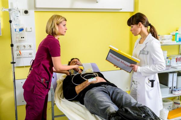 Bild 1 von 33: Im Bild: Lizzy (Theresa Underberg, l.) und Dr. Mira Köttner (Lore Richter, r.) kümmern sich um den Fotografen Sebastian Ortmann (Stephan Luca, M.), der unter seltsamen Lähmungserscheinungen leidet. Dabei wird erneut deutlich, welch gutes Team die beiden sind.